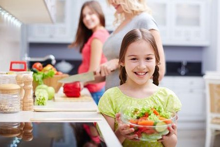 Uşaqların böyüməsi üçün sağlam qidalanma: valideynlər nə bilməlidir?